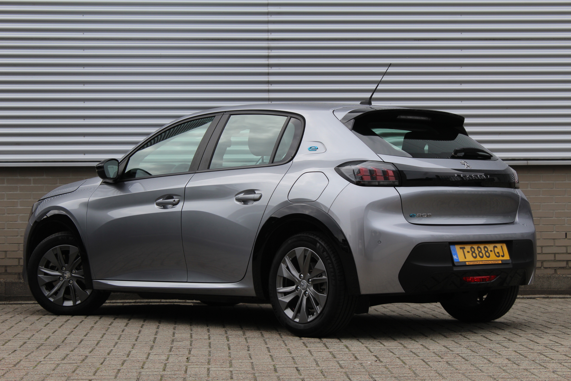 Peugeot e-208
