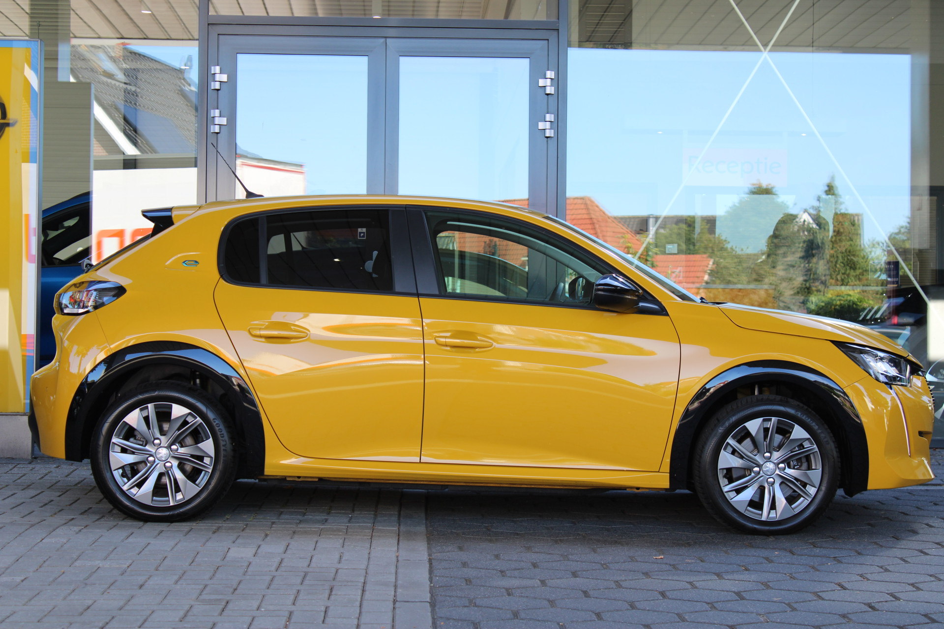 Peugeot e-208