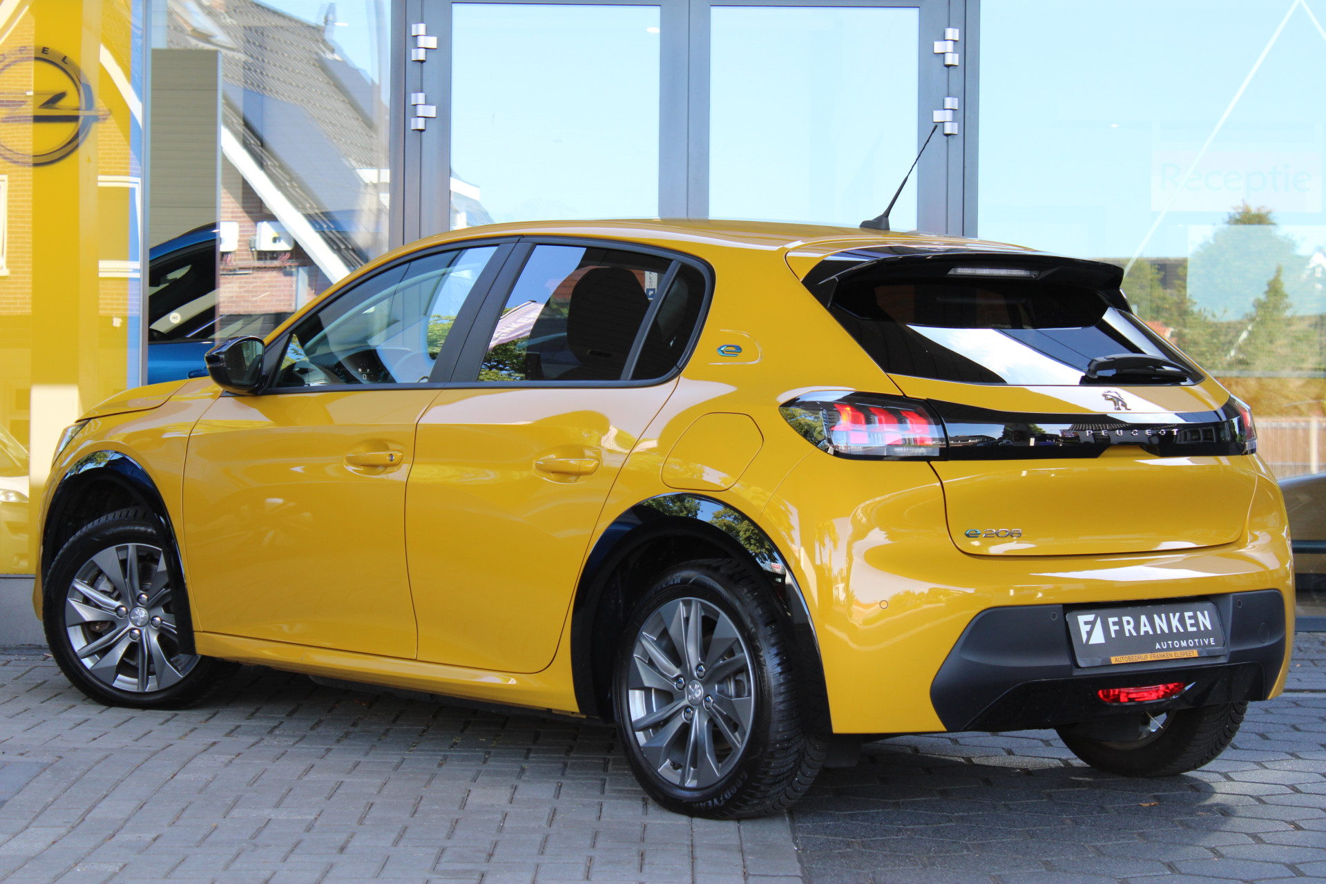 Peugeot e-208