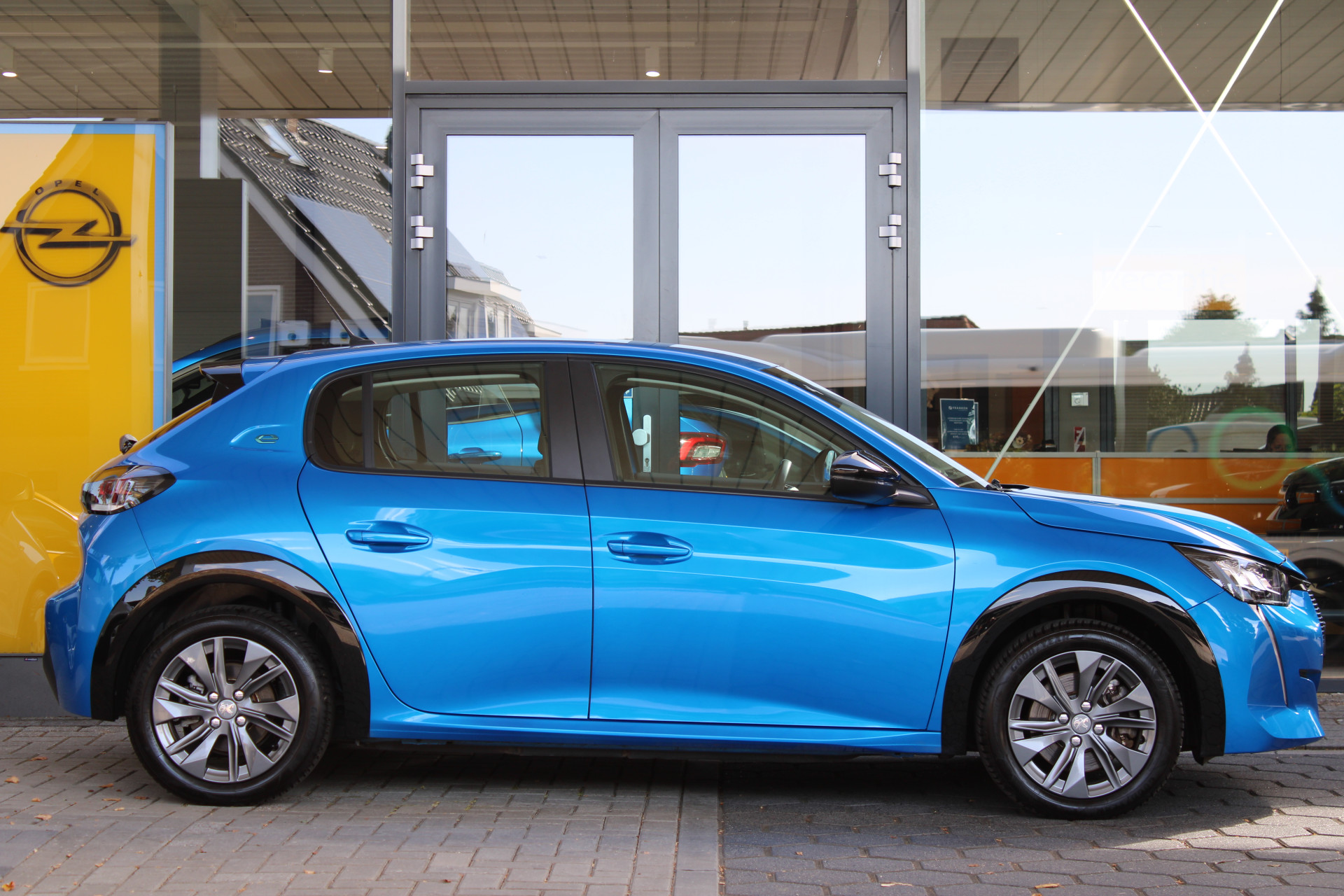 Peugeot e-208
