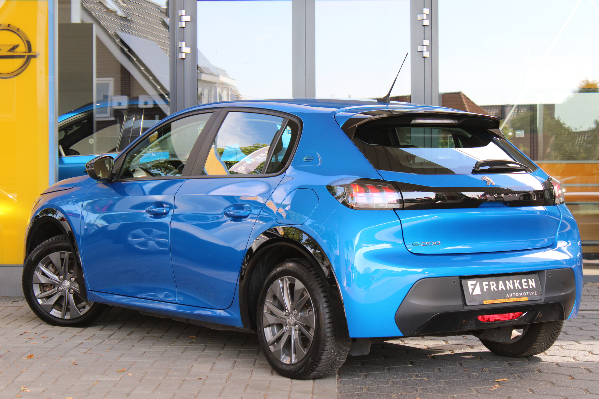 Peugeot e-208