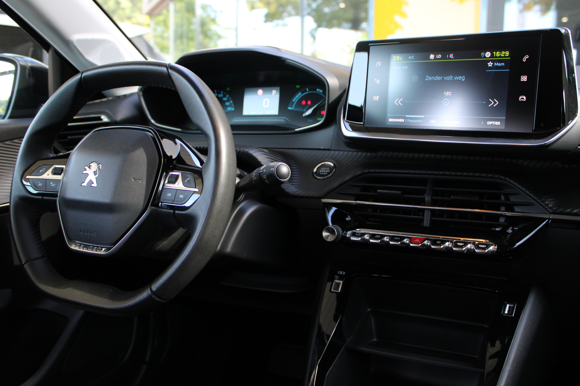 Peugeot e-208