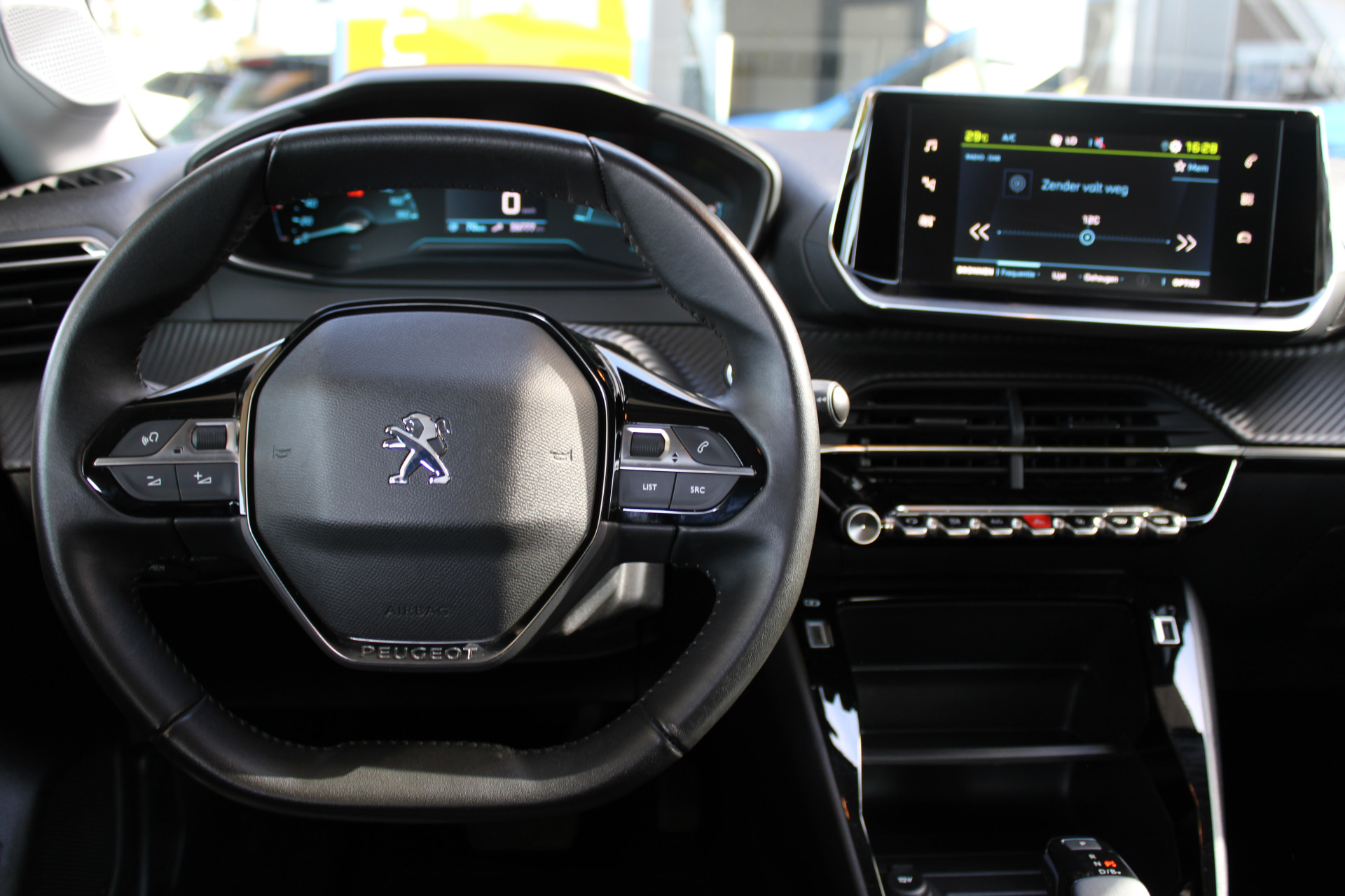 Peugeot e-208