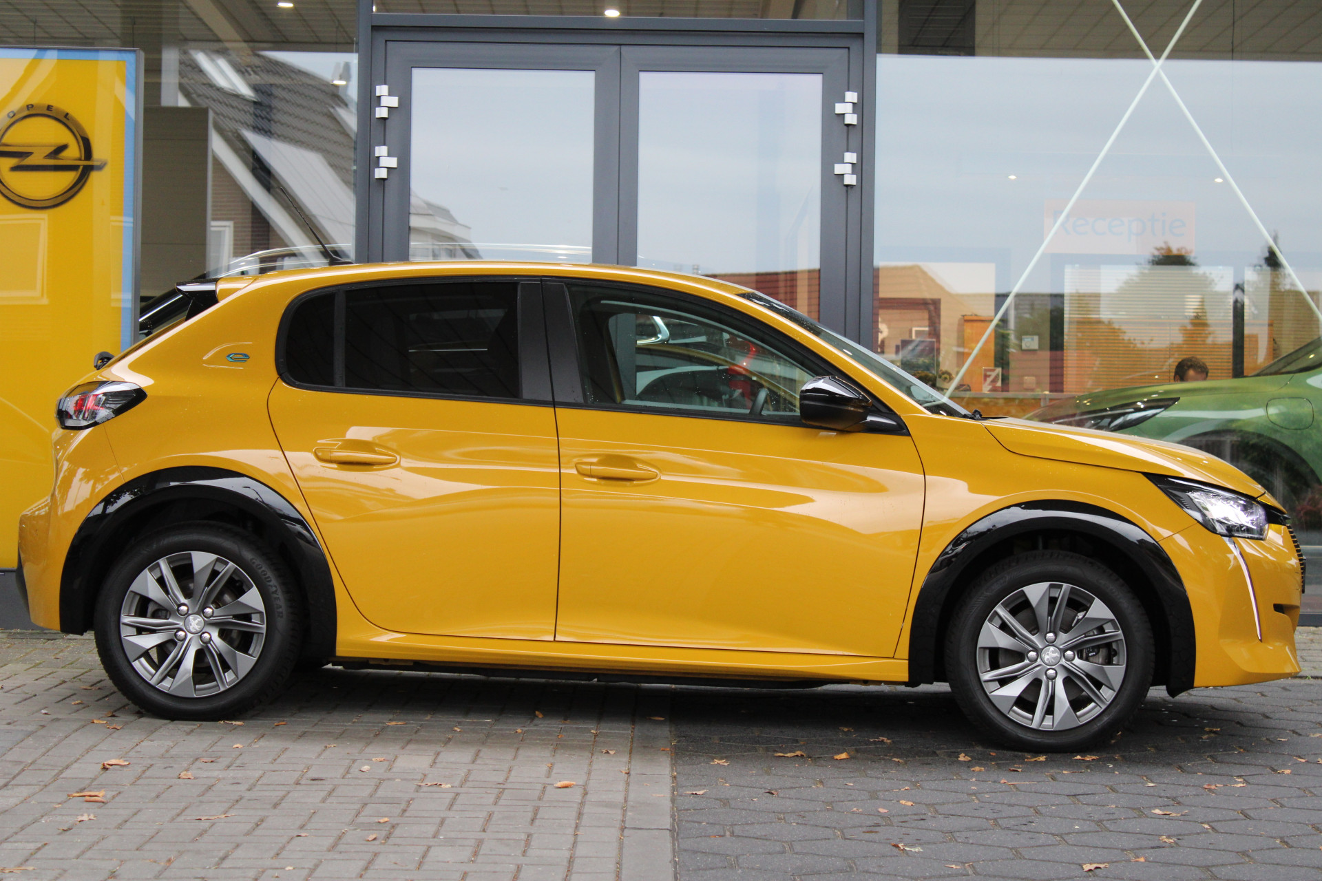 Peugeot e-208