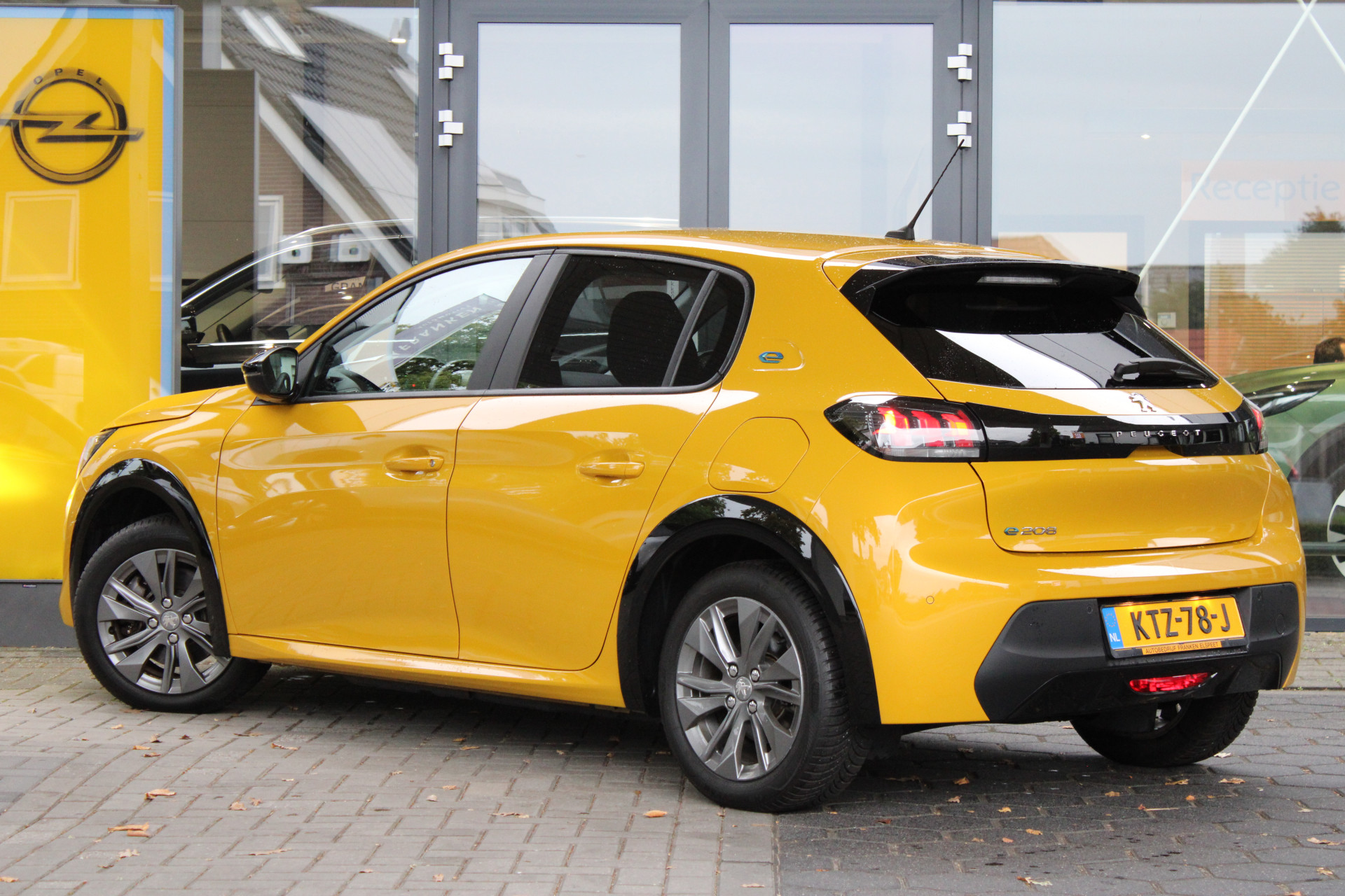 Peugeot e-208
